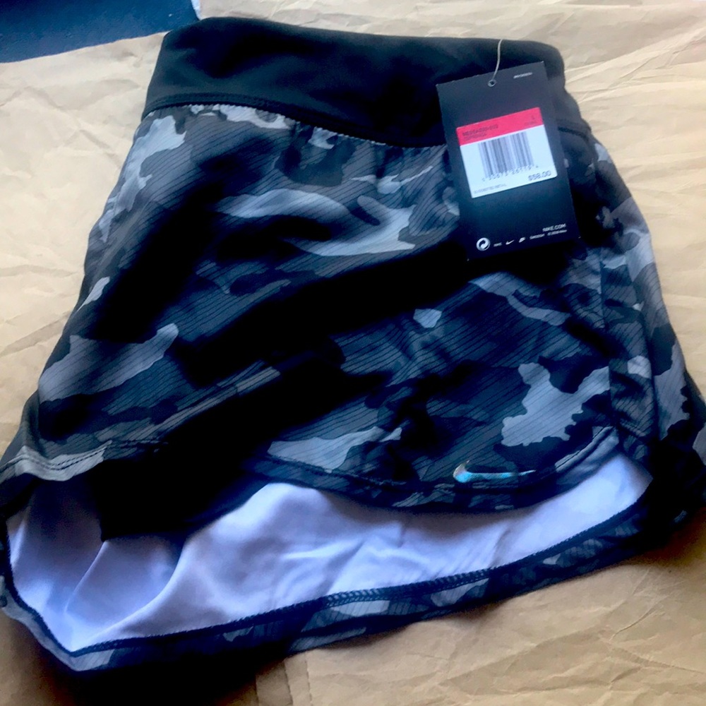 NWT Nike women running shorts L Gray/Black